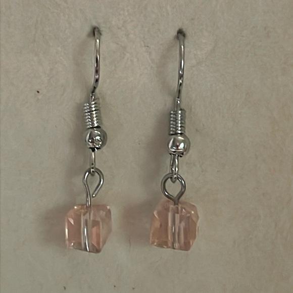 NWOT 1.25” hypoallergenic silver tone & pink lucite cube dangle drop earrings - Picture 1 of 12